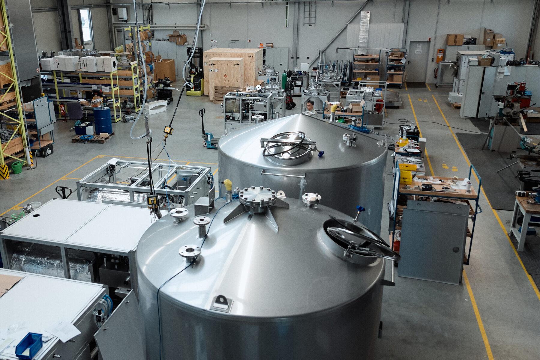 LÖMI Produktionshalle mit Edelstahltanks