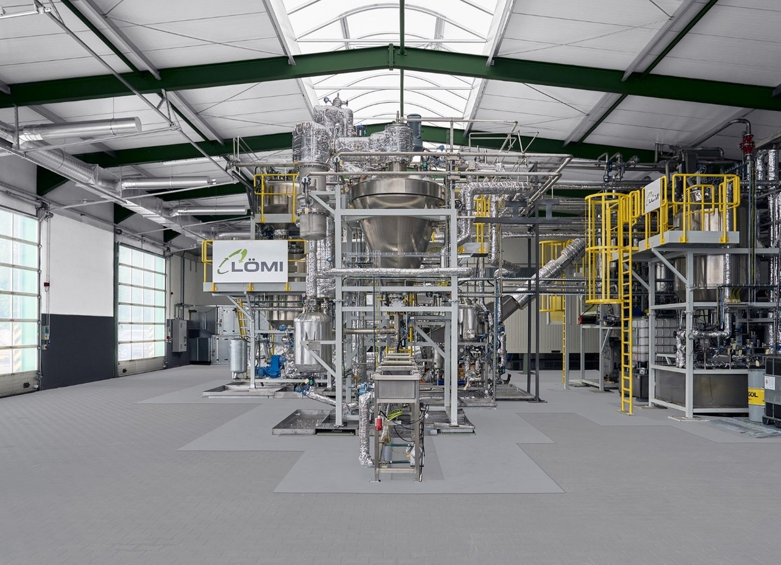 Sonderanlage von LÖMI in einer Industriehalle